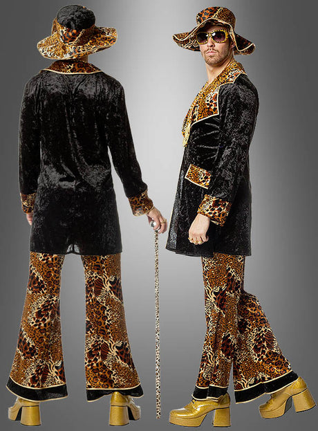 Zwei Ansichten einer Person, die das „Cooles Pimp Outfit Leopardenmuster“ trägt – eine schwarze Samtjacke, eine Hose mit Leopardenmuster und einen passenden Hut, goldene Plateauschuhe, eine Sonnenbrille sowie einen Spazierstock mit Leopardenmuster in der Hand – vor einem grauen Hintergrund. Dieser Look verkörpert den extravaganten Stil der klassischen Pimp-Kostüm-Mode.
