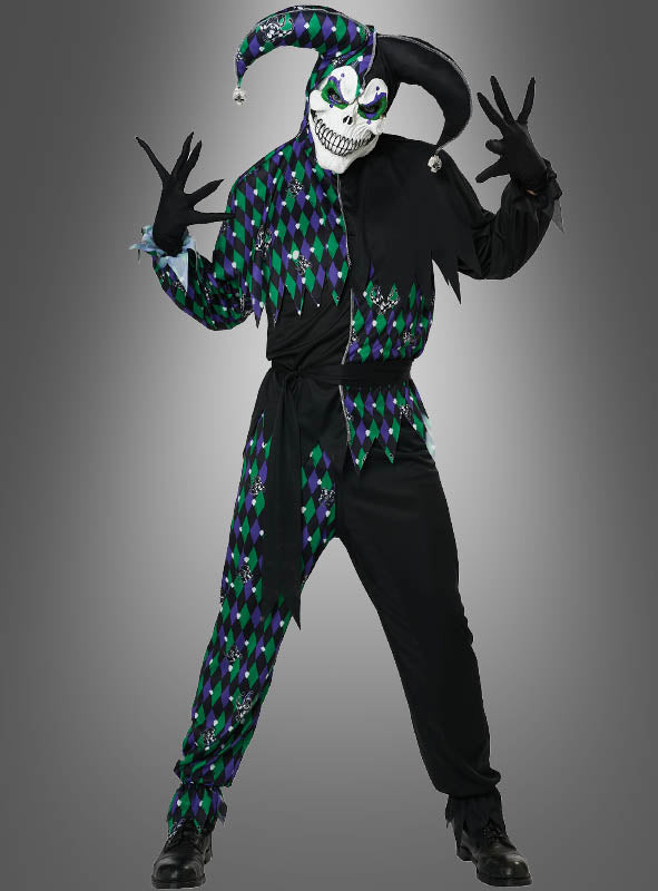 Eine Person in einem „Tödlicher Jester“-Clownkostüm für Herren, bestehend aus einer gruseligen Totenkopfmaske und einem unheimlichen schwarz- lila und grünes Outfit mit Rautenmuster und passender Mütze – das perfekte Jester-Halloween-Kostüm für alle, die dieses Jahr auf der Suche nach dem ultimativen Clown-Halloween-Kostüm für Herren sind.