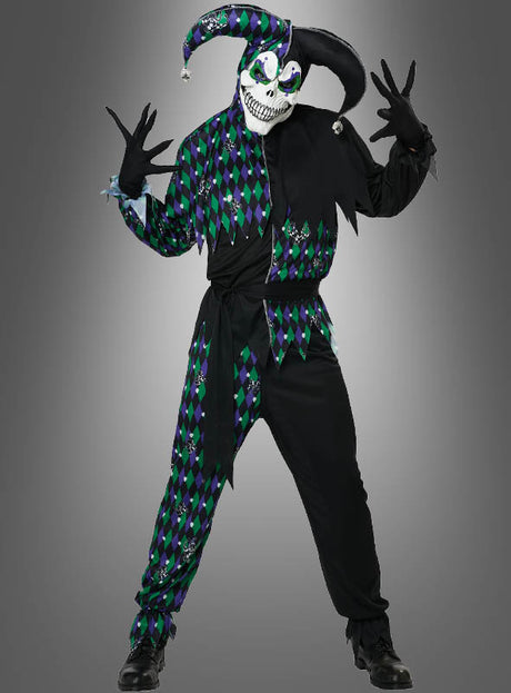 Eine Person in einem „Tödlicher Jester“-Clownkostüm für Herren, bestehend aus einer gruseligen Totenkopfmaske und einem unheimlichen schwarz- lila und grünes Outfit mit Rautenmuster und passender Mütze – das perfekte Jester-Halloween-Kostüm für alle, die dieses Jahr auf der Suche nach dem ultimativen Clown-Halloween-Kostüm für Herren sind.