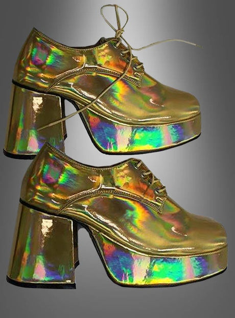 Ein Paar „Hologramm Plateauschuhe 70er Disco Fever“ – goldene Plateauschuhe mit holografischem Glanz, klobigen hohen Absätzen und Schnürsenkeln, die vom ikonischen Stil der Disco-Herrenschuhe der 70er-Jahre-Kostüme inspiriert sind – vor einem grauen Hintergrund mit Farbverlauf.