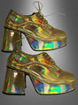Ein Paar „Hologramm Plateauschuhe 70er Disco Fever“ – goldene Plateauschuhe mit holografischem Glanz, klobigen hohen Absätzen und Schnürsenkeln, die vom ikonischen Stil der Disco-Herrenschuhe der 70er-Jahre-Kostüme inspiriert sind – vor einem grauen Hintergrund mit Farbverlauf.