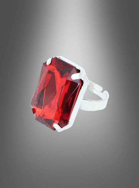 Wir präsentieren den „Ring mit rotem Edelstein, verstellbar“ – einen eleganten, verstellbaren silberfarbenen Ring, verziert mit einem großen, rechteckigen roten Edelstein in klassischer Vier-Krappen-Fassung. Das auffällige Schmuckstück präsentiert sich stilvoll vor einem sanft verlaufenden grauen Hintergrund und eignet sich perfekt als Blickfang zu Halloween oder als gewagtes Accessoire für einen eleganten Auftritt.