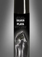 Eine schwarze Flasche mit der Aufschrift „Haar- und Körperspray Glitzerspray für Körper und Haare“, auf der eine Person mit silbernem Haar zu sehen ist, die mit dem Rücken zur Kamera steht – perfekt sowohl als Haarspray als auch als Körperspray, um Ihren umwerfenden Party-Look zu vervollständigen.