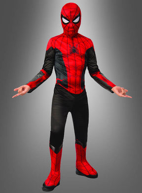 Eine Person trägt das Spider-Man-„Far from Home“-Kinderkostüm und steht mit nach vorne gerichtetem Blick und ausgestreckten Fingern in einer Geste, als würde sie Spinnennetze schießen, vor einem grauen Hintergrund mit Farbverlauf.