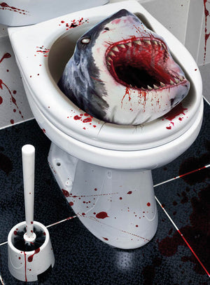 Ein Halloween-Klodeckel-Aufkleber zeigt den blutüberströmten Kopf eines Hais, der aus einer Toilettenschüssel ragt, umspickt von Blutspritzern, sowie einen Saugheber, der daneben auf dem gefliesten Badezimmerboden liegt.