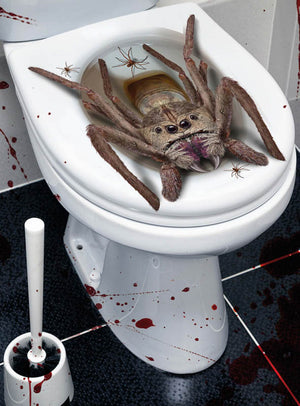 Ein Halloween-Klodeckel-Aufkleber mit einer großen, realistisch dargestellten Spinne in einer Toilettenschüssel, ergänzt durch weitere kleinere Spinnen und rote Spritzer auf der Toilette und dem Boden.