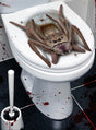 Ein Halloween-Klodeckel-Aufkleber mit einer großen, realistisch dargestellten Spinne in einer Toilettenschüssel, ergänzt durch weitere kleinere Spinnen und rote Spritzer auf der Toilette und dem Boden.