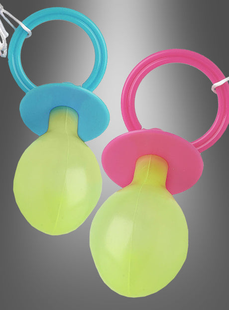 Zwei große, gelbe Riesenschnuller (19 cm) für Babykostüme in Form von Lutschern mit blauen und rosa Stielen sind vor einem grauen Farbverlaufshintergrund abgebildet – damit eignen sie sich ideal als lustige Accessoires für Babykostüme oder als verspielte Requisiten bei einem Junggesellenabschied.