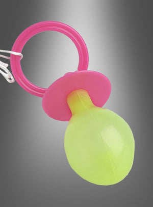 Der „Riesenschnuller 19 cm für Babykostüm“ ist ein großer Kunststoffring mit einem rosa Griff und einem grünen Sauger, der einem riesigen Schnuller ähnelt – ideal für Babykostüme oder als verspieltes Accessoire auf einer Junggesellenparty – abgebildet vor einem grauen Hintergrund mit Farbverlauf.