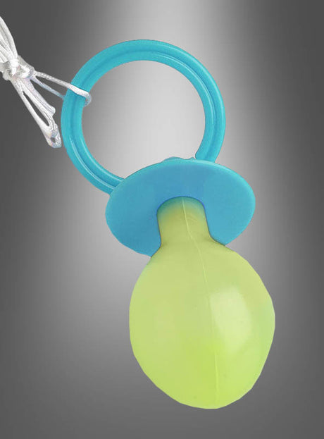 Ein großer, grün-blauer Plastik-Schlüsselanhänger in Form eines „Riesenschnullers 19 cm für Babykostüm“ mit einer daran befestigten Schnur, dargestellt vor einem grauen Hintergrund mit Farbverlauf.