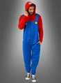 Eine Person, die den „Super Mario Overall für Erwachsene“ trägt – einen blau-roten Overall mit gelben Knöpfen und einer roten Kapuze –, steht vor einem grauen Hintergrund mit Farbverlauf.