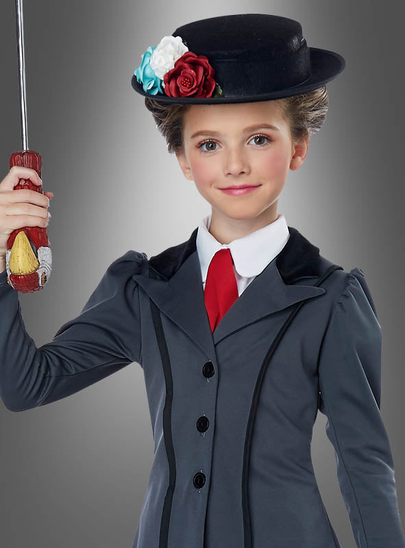 Ein Kind im „Englische Nanny Mary Kinderkostüm“, inspiriert von einer klassischen englischen Nanny, mit einem schwarzen, mit Blumen verzierten Hut, einer roten Krawatte, einem grauen Mantel und einem Regenschirm in der Hand.