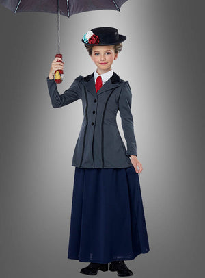 Eine Person, die ein „Englische Nanny Mary“-Kinderkostüm trägt – ein Outfit im Vintage-Stil mit Hut und roter Krawatte –, hält vor einem schlichten grauen Hintergrund einen aufgespannten Regenschirm in der Hand.
