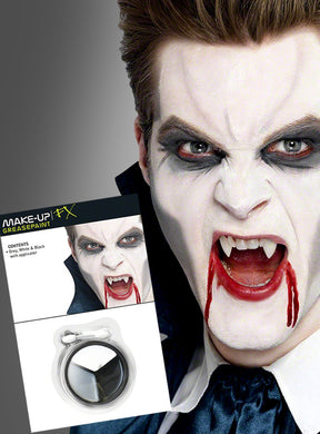 Mit dem auffälligen „Vampir-Schminke 3-Farben-Set“ – mit weißem Gesicht, schwarzen Augen und Augenbrauen, künstlichen Reißzähnen und tropfendem Kunstblut – rundet jemand sein Halloween-Kostüm ab; das Schmink-Set und seine Verpackung sind im Vordergrund zu sehen.