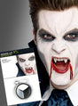 Mit dem auffälligen „Vampir-Schminke 3-Farben-Set“ – mit weißem Gesicht, schwarzen Augen und Augenbrauen, künstlichen Reißzähnen und tropfendem Kunstblut – rundet jemand sein Halloween-Kostüm ab; das Schmink-Set und seine Verpackung sind im Vordergrund zu sehen.