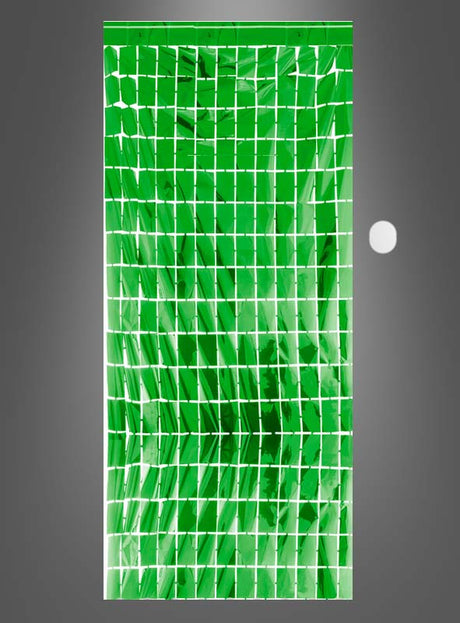 Eine vertikal angeordnete Party-Dekorationsvorhang-Hintergrundfolie (100 x 200 cm) mit einem grünen Gittermuster hebt sich deutlich von einem grauen Hintergrund mit Farbverlauf ab und erinnert an den eleganten Look einer Metallic-Effektfolie – perfekt als Hintergrund für die Partydekoration –, ergänzt durch einen einzelnen weißen Punkt auf der rechten Seite.