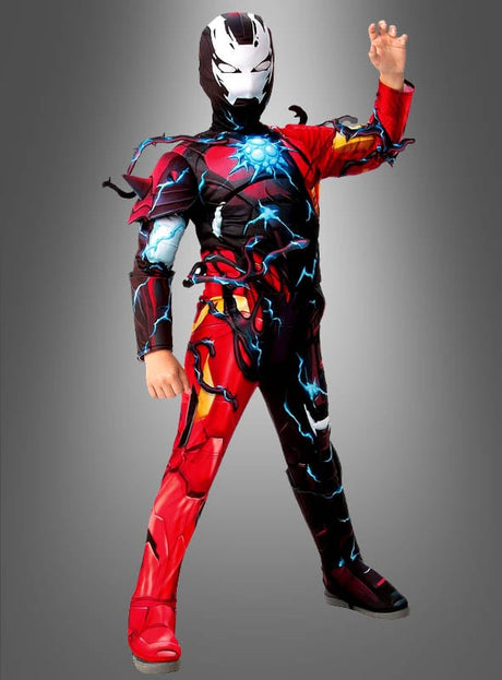 Ein Kind im „Deluxe Venomized Iron Man“-Kostüm für Kinder – einem auffälligen Superhelden-Outfit in Rot, Schwarz und Silber mit Helm und leuchtend blauen, blitzartigen Akzenten – steht mit erhobenem Arm da und ist damit das perfekte, ein Blickfang bildende Marvel-Lizenzkostüm für Fans.