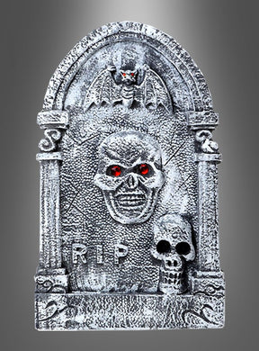 Der Grabstein „Totenkopf mit Fledermaus“ (56 cm) besteht aus einem grauen Grabstein mit der auffälligen Aufschrift „RIP“, verziert mit zwei Totenköpfen und markanten roten Augen sowie einer Fledermaus mit leuchtend roten Augen, die oben darauf sitzt. Vor einem grau verlaufenden Hintergrund ist diese Styropor-Grabstein-Halloween-Dekoration perfekt geeignet, um Ihrer nächsten gruseligen Feier eine gespenstische Note zu verleihen.