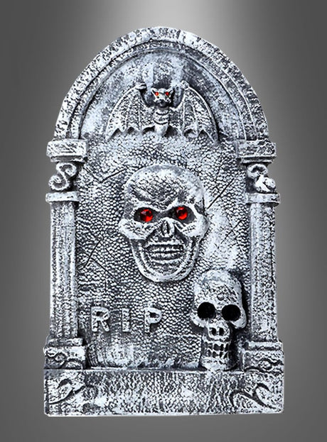 Der Grabstein „Totenkopf mit Fledermaus“ (56 cm) besteht aus einem grauen Grabstein mit der auffälligen Aufschrift „RIP“, verziert mit zwei Totenköpfen und markanten roten Augen sowie einer Fledermaus mit leuchtend roten Augen, die oben darauf sitzt. Vor einem grau verlaufenden Hintergrund ist diese Styropor-Grabstein-Halloween-Dekoration perfekt geeignet, um Ihrer nächsten gruseligen Feier eine gespenstische Note zu verleihen.