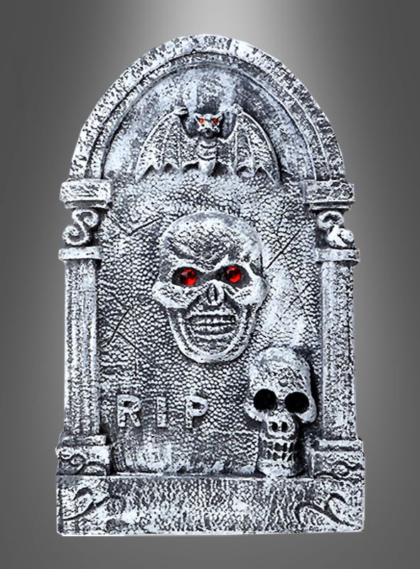 Der Grabstein „Totenkopf mit Fledermaus“ (56 cm) besteht aus einem grauen Grabstein mit der auffälligen Aufschrift „RIP“, verziert mit zwei Totenköpfen und markanten roten Augen sowie einer Fledermaus mit leuchtend roten Augen, die oben darauf sitzt. Vor einem grau verlaufenden Hintergrund ist diese Styropor-Grabstein-Halloween-Dekoration perfekt geeignet, um Ihrer nächsten gruseligen Feier eine gespenstische Note zu verleihen.
