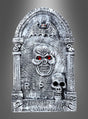 Der Grabstein „Totenkopf mit Fledermaus“ (56 cm) besteht aus einem grauen Grabstein mit der auffälligen Aufschrift „RIP“, verziert mit zwei Totenköpfen und markanten roten Augen sowie einer Fledermaus mit leuchtend roten Augen, die oben darauf sitzt. Vor einem grau verlaufenden Hintergrund ist diese Styropor-Grabstein-Halloween-Dekoration perfekt geeignet, um Ihrer nächsten gruseligen Feier eine gespenstische Note zu verleihen.
