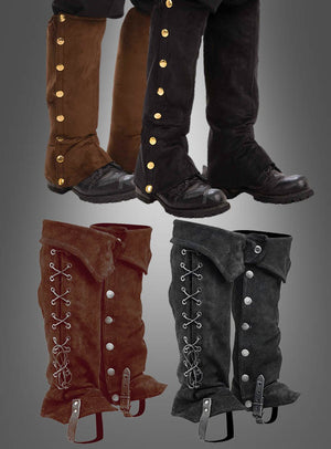 Zwei Paar luxuriöse Gamaschen aus Wildleder im Piraten- und Steampunk-Stil – ein braunes und ein schwarzes Paar – werden an Stiefeln und separat abgebildet. Jedes Paar verfügt über Metallknöpfe, eine Schnürung an der Rückseite und Riemen unter dem Fuß, was sie zu einer stilvollen Wahl als Kostümzubehör für jeden Anlass macht.