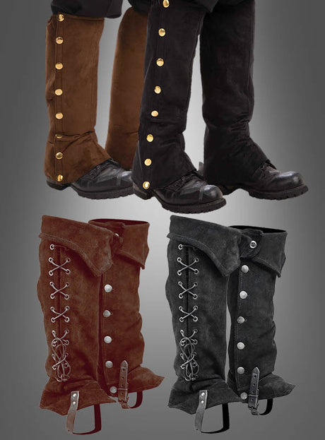 Zwei Paar luxuriöse Gamaschen aus Wildleder im Piraten- und Steampunk-Stil – ein braunes und ein schwarzes Paar – werden an Stiefeln und separat abgebildet. Jedes Paar verfügt über Metallknöpfe, eine Schnürung an der Rückseite und Riemen unter dem Fuß, was sie zu einer stilvollen Wahl als Kostümzubehör für jeden Anlass macht.