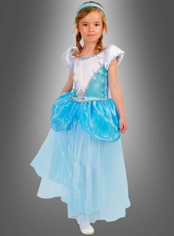 Ein junges Mädchen steht mit dem Blick nach vorne, gekleidet im „Blaues Prinzessinnenkleid mit Haarreif“-Kinderkostüm, das an das klassische Märchen von Aschenputtel erinnert, vor einem grauen Hintergrund mit Farbverlauf.
