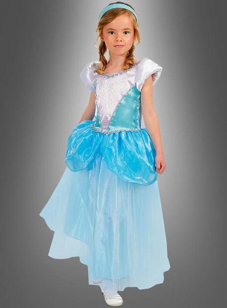 Ein junges Mädchen steht mit dem Blick nach vorne, gekleidet im „Blaues Prinzessinnenkleid mit Haarreif“-Kinderkostüm, das an das klassische Märchen von Aschenputtel erinnert, vor einem grauen Hintergrund mit Farbverlauf.