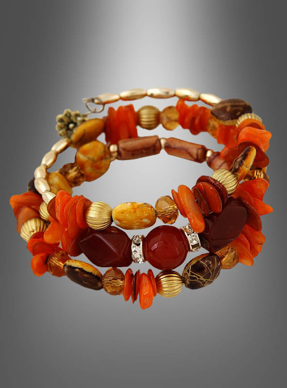 Das Perlenarmband im Hippie-Stil ist ein gewundenes Armband, das mit orangefarbenen, braunen und goldenen Perlen in verschiedenen Formen und Strukturen verziert ist und vor einem grauen Hintergrund mit Farbverlauf zur Geltung kommt. Dieses unverwechselbare Accessoire eignet sich ideal, um Ihrem Look einen Hauch von Boho- oder Hippie-Flair zu verleihen, und verbindet auf wunderschöne Weise lässigen Charme mit lebhafter Eleganz.
