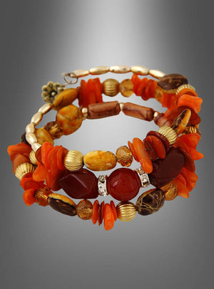 Das Perlenarmband im Hippie-Stil ist ein gewundenes Armband, das mit orangefarbenen, braunen und goldenen Perlen in verschiedenen Formen und Strukturen verziert ist und vor einem grauen Hintergrund mit Farbverlauf zur Geltung kommt. Dieses unverwechselbare Accessoire eignet sich ideal, um Ihrem Look einen Hauch von Boho- oder Hippie-Flair zu verleihen, und verbindet auf wunderschöne Weise lässigen Charme mit lebhafter Eleganz.