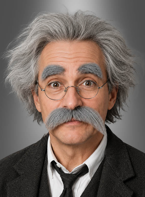 Ein Mann mit grauem, zerzaustem Haar trägt das „Schnurrbart & Augenbrauen“-Set mit buschigen Augenbrauen und einem großen grauen Schnurrbart sowie eine runde Brille, Anzug und Krawatte und steht vor einem grauen Hintergrund mit Farbverlauf.