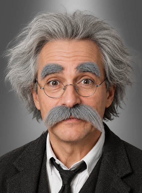 Ein Mann mit grauem, zerzaustem Haar trägt das „Schnurrbart & Augenbrauen“-Set mit buschigen Augenbrauen und einem großen grauen Schnurrbart sowie eine runde Brille, Anzug und Krawatte und steht vor einem grauen Hintergrund mit Farbverlauf.