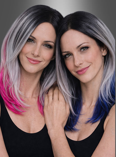 Zwei Frauen mit ähnlichen Frisuren – die eine mit rosa, die andere mit blauen Haarspitzen –, die schwarze Oberteile tragen und dicht beieinander vor einem grauen Hintergrund posieren, präsentieren den trendigen Look dieser Luxusperücke mit ihrem stilvollen Ombré-Effekt.
