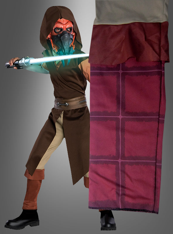 Eine Person in einem Plo-Koon-Kostüm aus „Clone Wars“ für Kinder, komplett mit Maske und Lichtschwert, steht hinter einer großen Stoffkulisse, die einer Backsteinmauer ähnelt, und verkörpert damit perfekt den Abenteuergeist der Jedi.