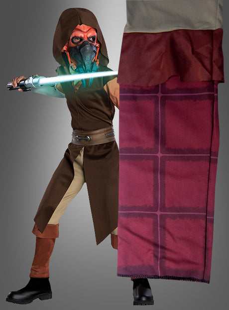 Eine Person in einem Plo-Koon-Kostüm aus „Clone Wars“ für Kinder, komplett mit Maske und Lichtschwert, steht hinter einer großen Stoffkulisse, die einer Backsteinmauer ähnelt, und verkörpert damit perfekt den Abenteuergeist der Jedi.