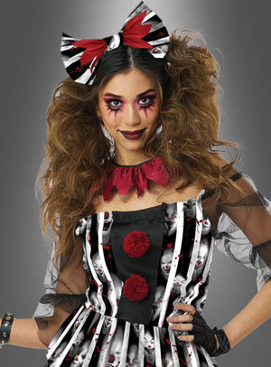 Mit dem „Wilder Horrorclown“-Damenkostüm – komplett mit auffälligem rot-schwarzem Make-up, einem mit Clownsgesichtern verzierten gestreiften Kleid, einer übergroßen Schleife und einem knallroten Rüschenkragen – ist dieser Look perfekt für alle, die ein auffälliges Halloween-Kostüm oder ein einzigartiges Clown-Kostüm für Damen suchen.