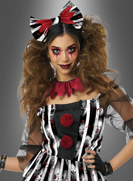 Mit dem „Wilder Horrorclown“-Damenkostüm – komplett mit auffälligem rot-schwarzem Make-up, einem mit Clownsgesichtern verzierten gestreiften Kleid, einer übergroßen Schleife und einem knallroten Rüschenkragen – ist dieser Look perfekt für alle, die ein auffälliges Halloween-Kostüm oder ein einzigartiges Clown-Kostüm für Damen suchen.