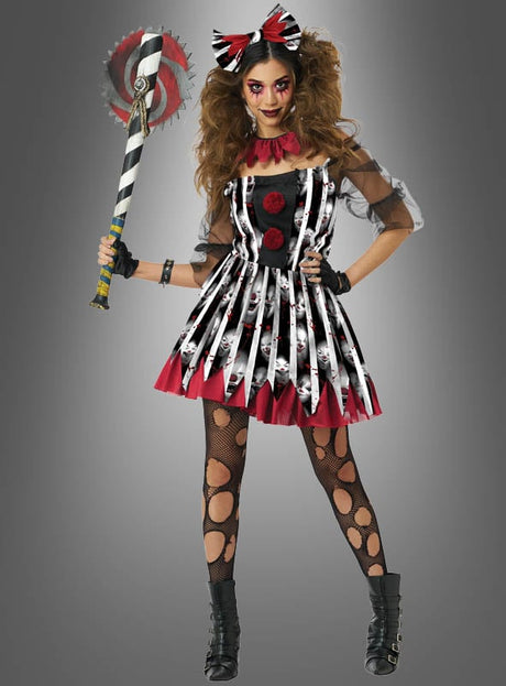 Eine Frau im „Wilder Horrorclown“-Damenkostüm – bestehend aus einem gestreiften Kleid mit roten Akzenten, Netzstrumpfhosen, schwarzen Stiefeln und einer großen Spielzeugwaffe – posiert vor einem schlichten grauen Hintergrund. Damit ist dieses Kostüm die ideale Wahl für alle, die auf der Suche nach einem beunruhigenden Horrorclown-Outfit oder einem einzigartigen Halloween-Kostüm sind.
