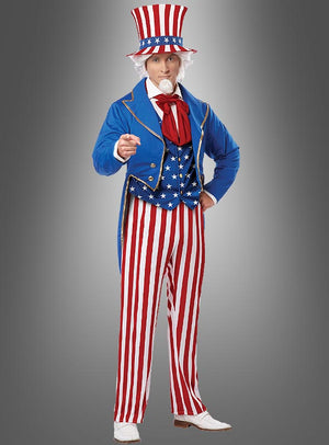 Diese Person trägt das „Uncle Sam Deluxe USA“-Kostüm – bestehend aus einem rot-weiß-blauen Zylinder, einem blauen Mantel, einer Weste mit Sternen und einer gestreiften Hose – und steht vor einem grauen Hintergrund. Damit ist es die perfekte Wahl für jede USA-Mottoparty oder als auffälliges Amerika-Kostüm.