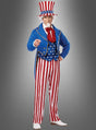 Diese Person trägt das „Uncle Sam Deluxe USA“-Kostüm – bestehend aus einem rot-weiß-blauen Zylinder, einem blauen Mantel, einer Weste mit Sternen und einer gestreiften Hose – und steht vor einem grauen Hintergrund. Damit ist es die perfekte Wahl für jede USA-Mottoparty oder als auffälliges Amerika-Kostüm.
