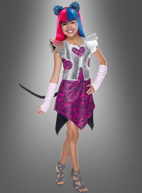 Eine Person, gekleidet in ein farbenfrohes Catty Noir-Kostüm von Monster High, komplett mit Katzenohren, rosa und blauem Haar, einem silbernen Oberteil mit Herzmuster, einem rosa gemusterten Rock, rosa Handschuhen, grauen Stöckelschuhen und einem schwarzen Schwanz vor einem grauen Hintergrund – und gibt damit den Look des offiziellen Lizenzkostüms des Catty Noir-Kinderkostüms perfekt wieder.