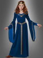 Ein junges Mädchen mit langen roten Haaren trägt eine goldene Krone und das „Mittelalter-Kleid Bluebird Prinzessin“, ein wunderschönes langes blaues Mittelalterkleid für Mädchen mit eleganten goldenen Verzierungen, und steht vor einem grauen Hintergrund.