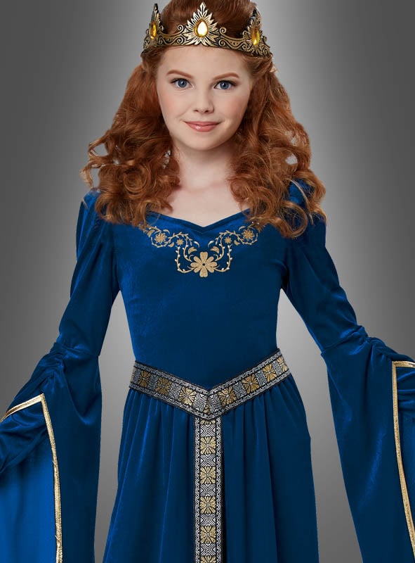 Ein junges Mädchen mit langen roten Haaren trägt das „Mittelalter Kleid Bluebird Prinzessin“, ein blaues Prinzessinnenkleid im mittelalterlichen Stil mit goldenen Verzierungen und einer goldenen Krone, und steht vor einem neutralen Hintergrund.