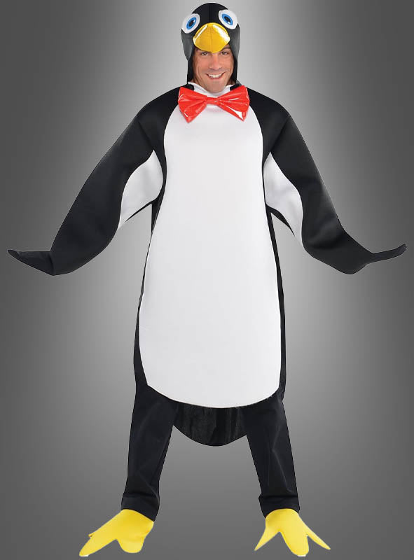 Eine Person trägt das „Pinguin-Kostüm für Erwachsene (Unisex)“, das sich durch ein schwarz-weißes Design mit gelbem Schnabel, Flossenärmeln, roter Fliege und gelben Füßen auf grauem Hintergrund mit Farbverlauf auszeichnet – perfekt als Kostüm für den Karneval oder jede andere lustige Veranstaltung.