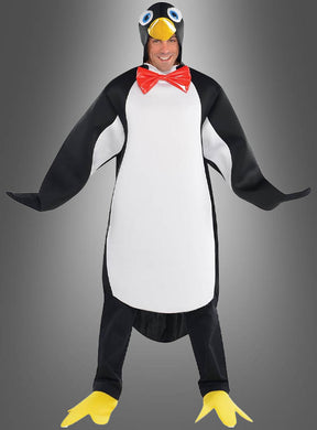 Eine Person trägt das „Pinguin-Kostüm für Erwachsene (Unisex)“, das sich durch ein schwarz-weißes Design mit gelbem Schnabel, Flossenärmeln, roter Fliege und gelben Füßen auf grauem Hintergrund mit Farbverlauf auszeichnet – perfekt als Kostüm für den Karneval oder jede andere lustige Veranstaltung.