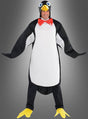 Eine Person trägt das „Pinguin-Kostüm für Erwachsene (Unisex)“, das sich durch ein schwarz-weißes Design mit gelbem Schnabel, Flossenärmeln, roter Fliege und gelben Füßen auf grauem Hintergrund mit Farbverlauf auszeichnet – perfekt als Kostüm für den Karneval oder jede andere lustige Veranstaltung.