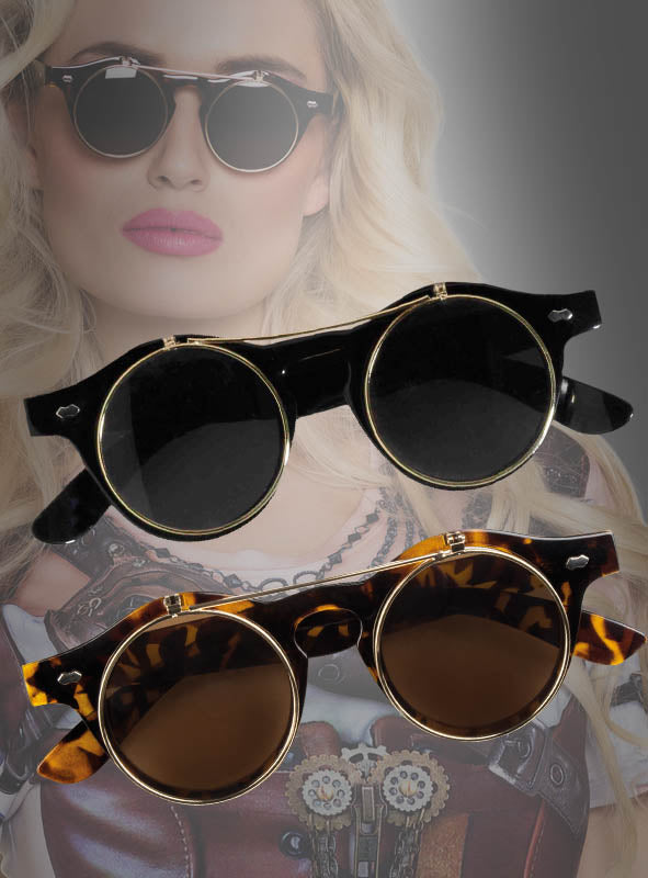 Zwei Paar aufklappbare Steampunk-Sonnenbrillen, eine in Schwarz und eine in Schildpatt, sind vor einem Graustufenbild einer Frau zu sehen, die eine runde Sonnenbrille und ein Steampunk-Outfit trägt. Diese stilvollen Fassungen sind die perfekte Steampunk-Brille und ein ideales Steampunk-Accessoire, um Ihren Vintage-inspirierten Look zu vervollständigen.