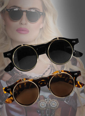 Zwei Paar aufklappbare Steampunk-Sonnenbrillen, eine in Schwarz und eine in Schildpatt, sind vor einem Graustufenbild einer Frau zu sehen, die eine runde Sonnenbrille und ein Steampunk-Outfit trägt. Diese stilvollen Fassungen sind die perfekte Steampunk-Brille und ein ideales Steampunk-Accessoire, um Ihren Vintage-inspirierten Look zu vervollständigen.