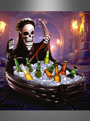 Ein aufblasbarer Getränkekühler (100 x 35 cm) zum Thema Halloween in Form eines Sensenmann-Boots, gefüllt mit Eis und verschiedenen Flaschengetränken, sticht als gruseliger Blickfang in der schummrigen, von Fackeln beleuchteten Steinhalle hervor.